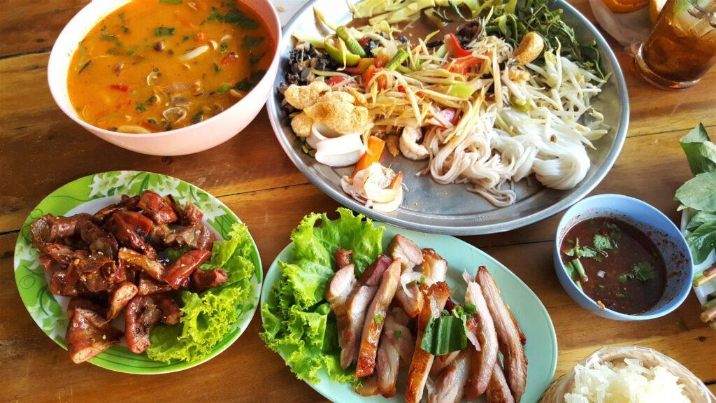 thailändische Küche mit Tom Yum und anderen typischen Gerichten